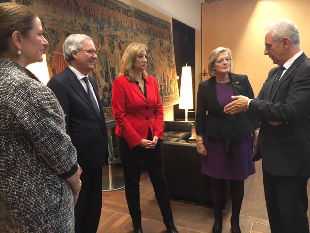 Monique van Daalen (NL Ambassadeur in Berlijn), Geert Jan Hamilton (Griffier Eerste Kamer), Ute Rettler (Secretaris-Generaal Bundesrat), Ankie Broekers-Knol (Voorzitter Eerste Kamer) en Stanislaw Tillich (Bundesratpresident)