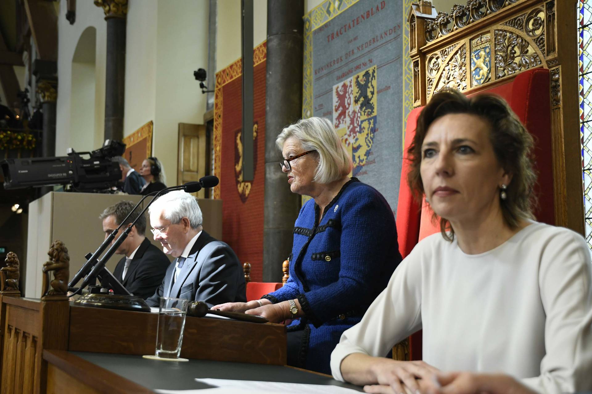 Voorzitter Broekers-Knol met de Griffiers van de Eerste en Tweede Kamer, Geert Jan Hamilton en Simone Roos