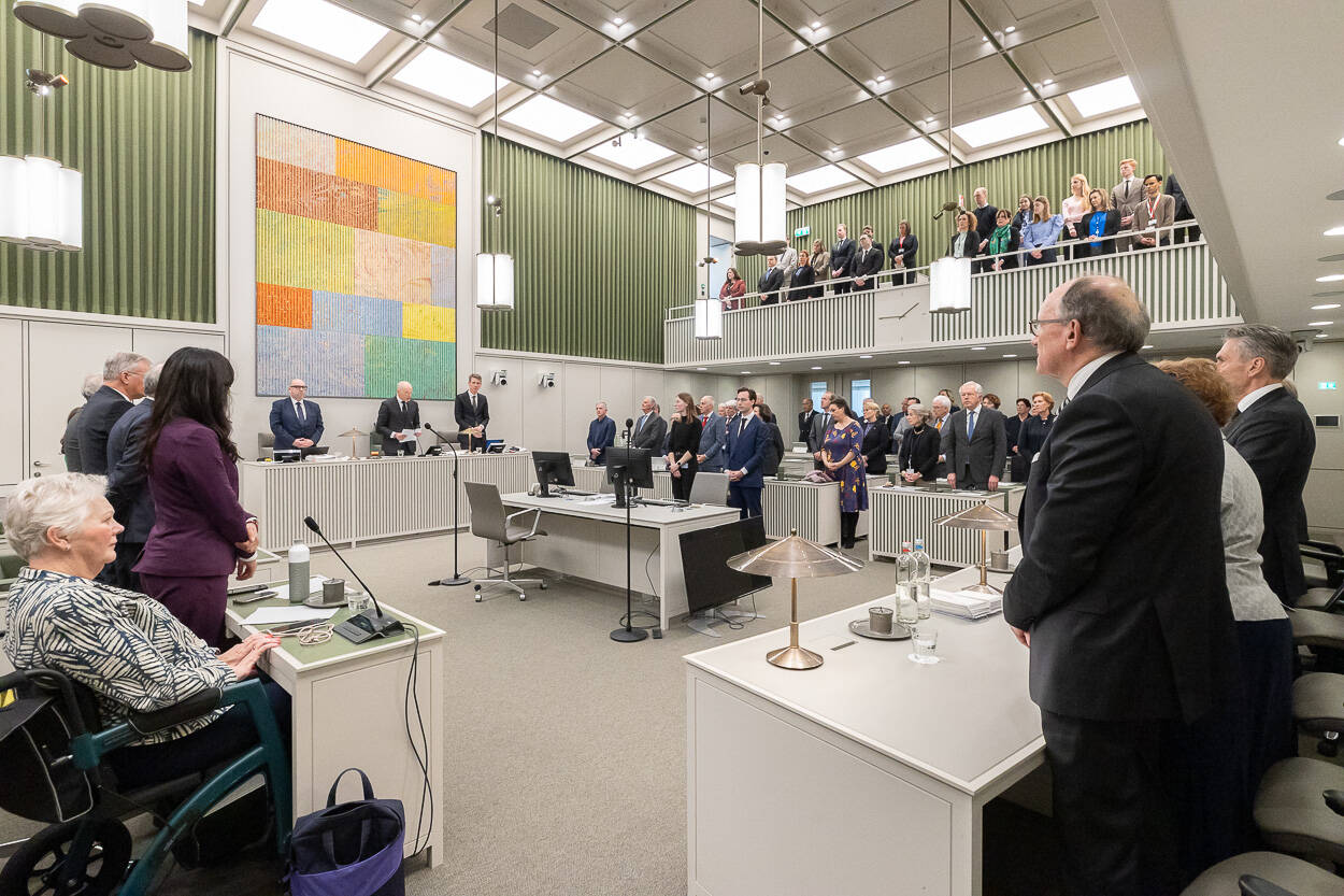 De leden van de Eerste Kamer in herdenking bijeen.