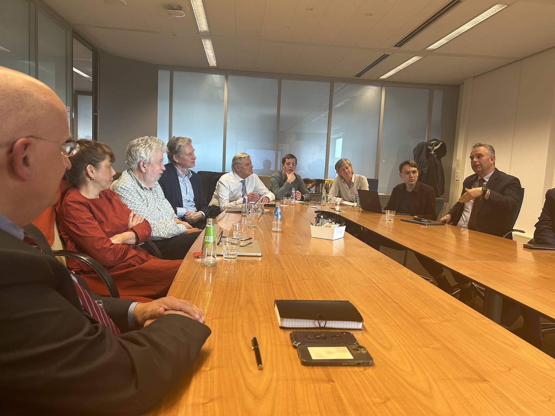 Leden van de commissie SZW in gesprek met medewerkers van de Dienst Toeslagen