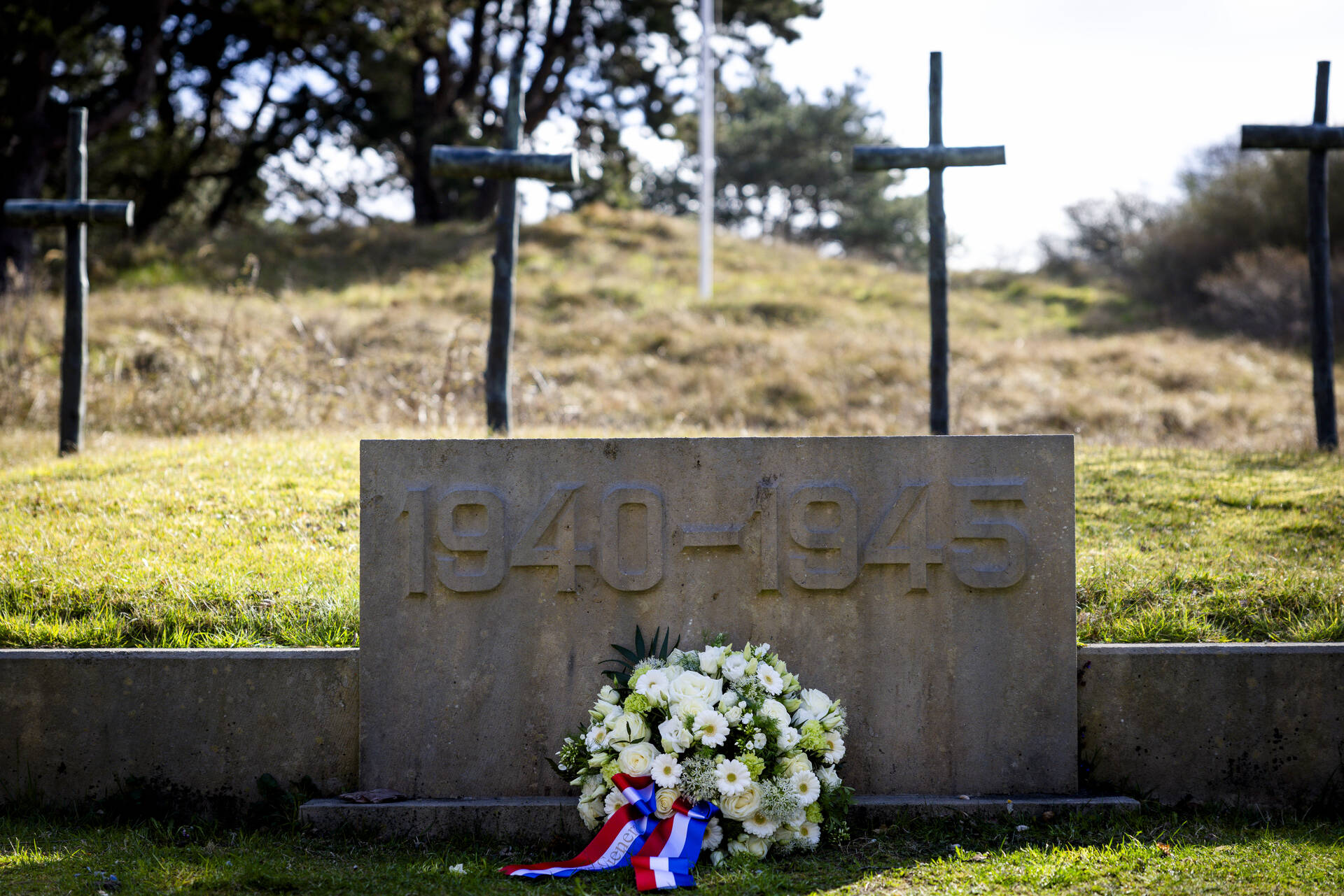 Het bloemstuk bij het monument
