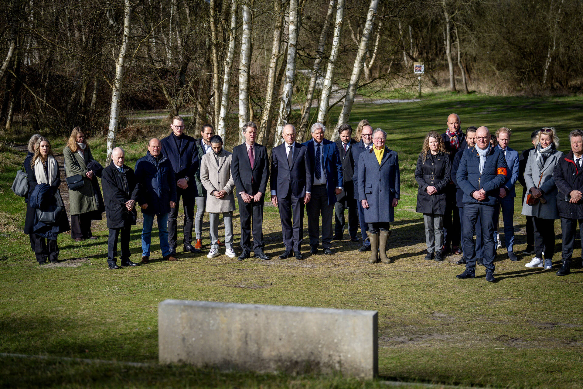 De delegatie bij het monument - 2