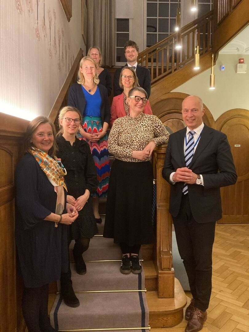 De delegatie met de permanent vertegenwoordiger van Nederland en haar medewerkers