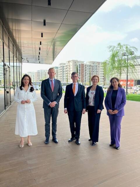 De delegatie samen met de Nederlandse ambassadeur