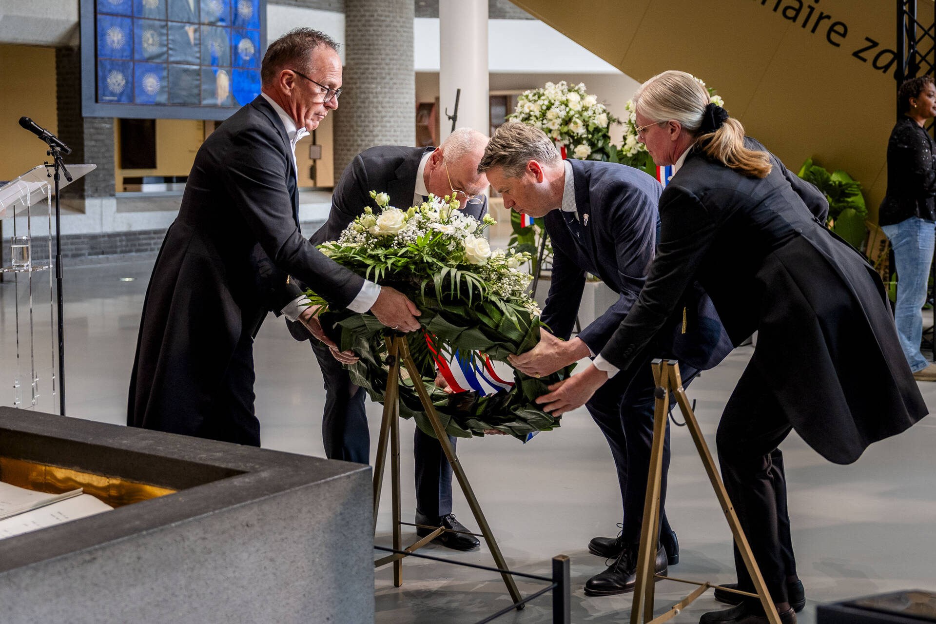 Kranslegging bij de Erelijst van Gevallenen