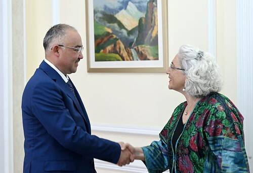 Karimi schudt hand van parlementsvoorzitter Nurlanbek Turgunbek uulu van Kirgizië