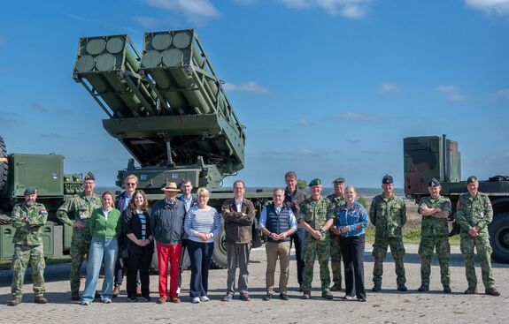 Leden van de commissie Buitenlandse Zaken, Defensie en Ontwikkelingshulp op het militair oefenterrein 't Harde