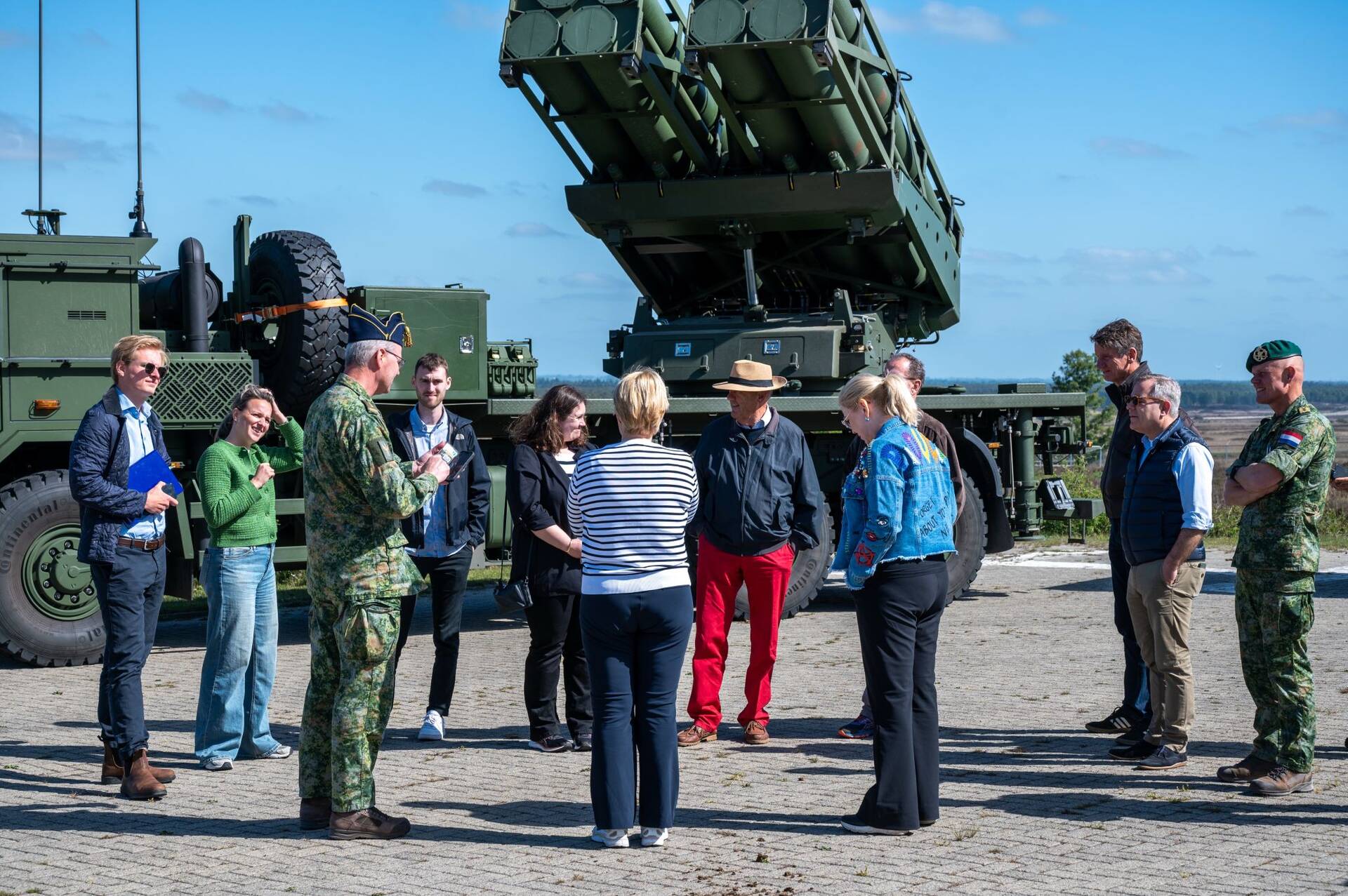 Leden van de commissie Buitenlandse Zaken, Defensie en Ontwikkelingshulp op het militair oefenterrein 't Harde