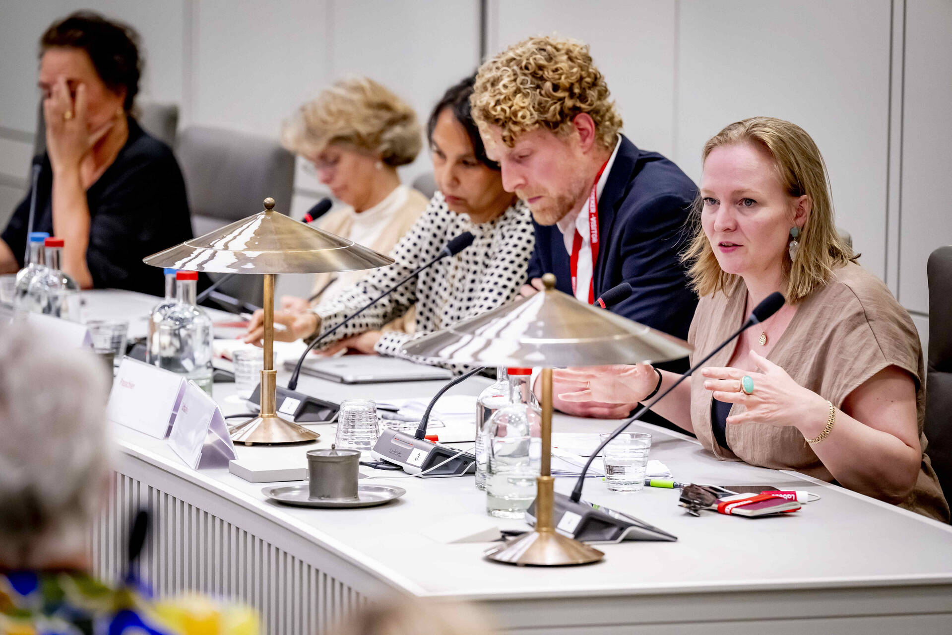 V.l.n.r.: Marleen Stikker, Kim van Dooren (griffier), Gala Veldoen (voorzitter, GroenLinks-PvdA), Reijer Passchier en Marietje Schaake