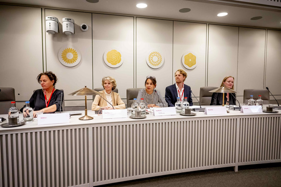 V.l.n.r.: Marleen Stikker, Kim van Dooren (griffier), Gala Veldoen (voorzitter, GroenLinks-PvdA), Reijer Passchier en Marietje Schaake