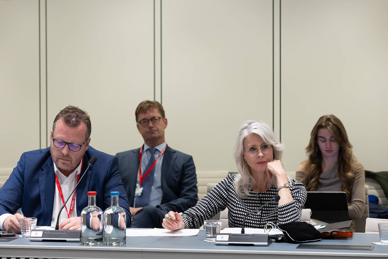 Minister Mona Keijzer luistert naar vragen van senatoren over nut en noodzaak van de wet