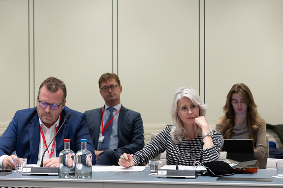 Minister Mona Keijzer luistert naar vragen van senatoren over nut en noodzaak van de wet