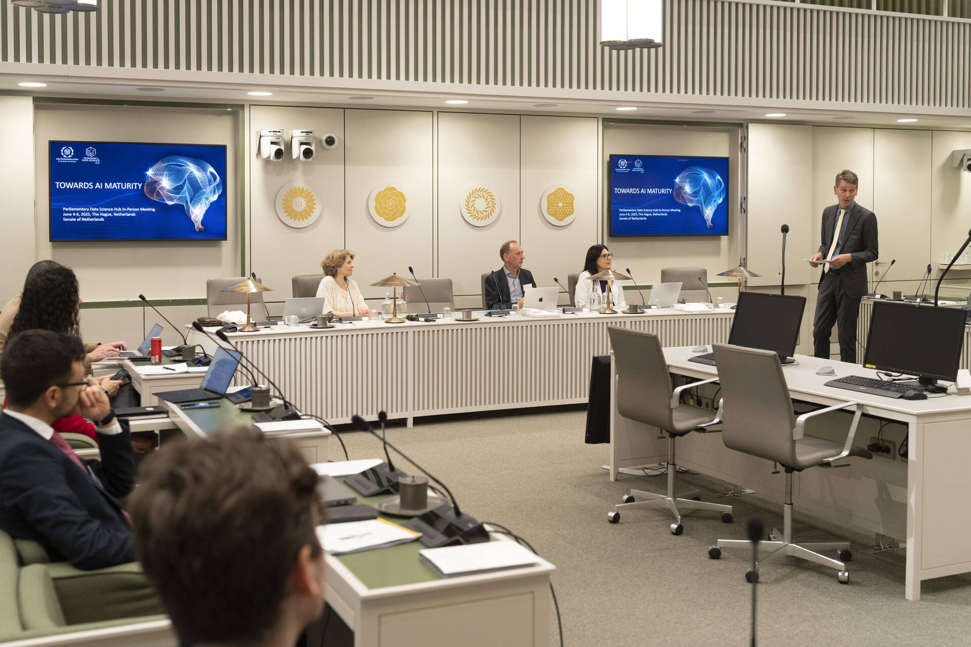 Luuk van Luijk, eerste plaatsvervangend griffier van de Eerste Kamer, opent de bijeenkomst.
