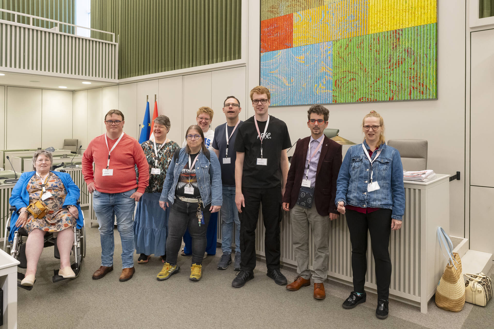 De prokkelstagiairs in de plenaire zaal van de Eerste Kamer