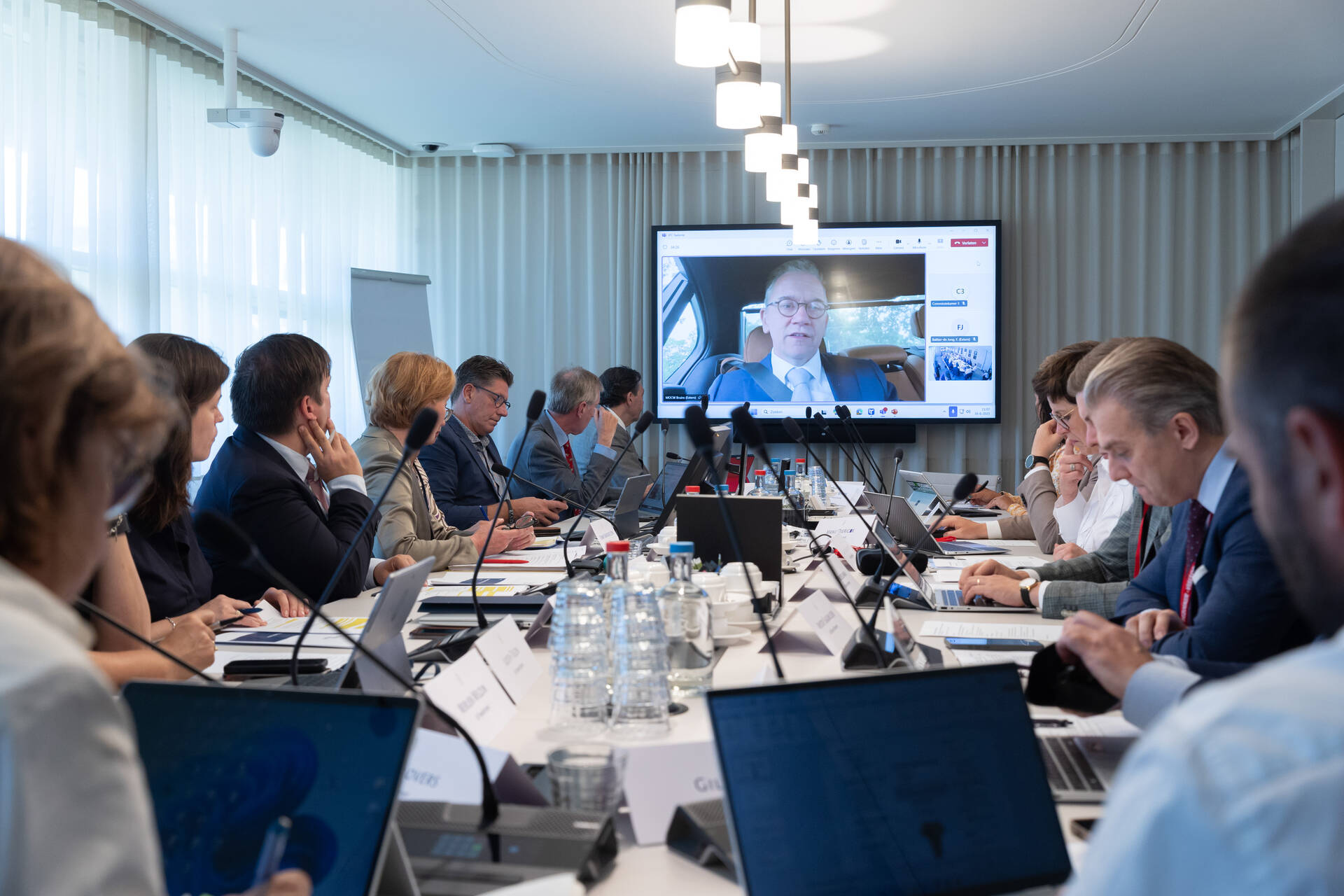 Demissionair minister Bruins spreekt de leden van de IPC Taalunie toe.