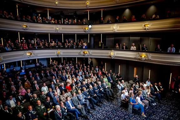 Kamervoorzitters aanwezig bij Veteranendag in de Koninklijke Schouwburg in Den Haag