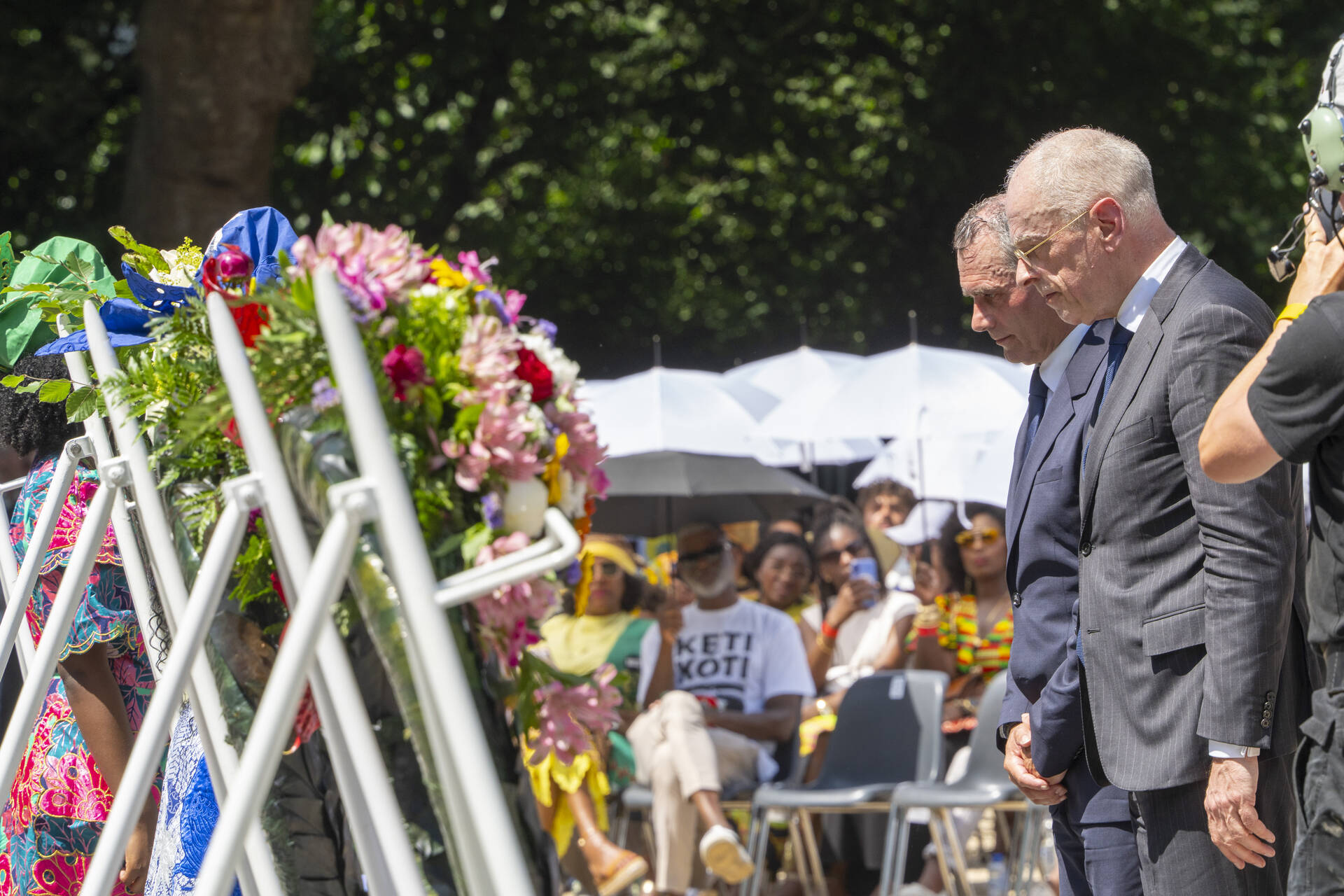 Bruijn en Van der Lee legden samen namens de Staten-Generaal een krans.