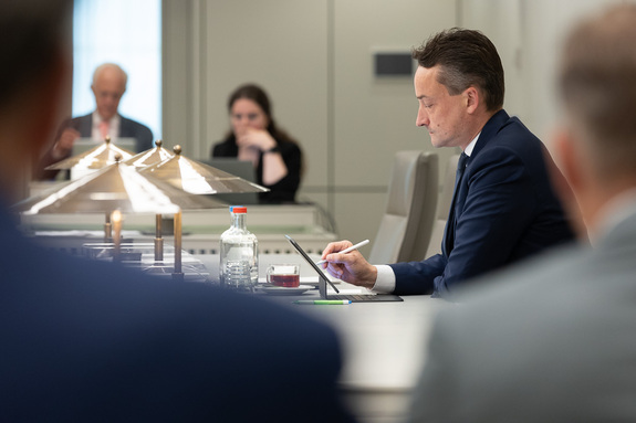 Demissionair staatssecretaris Van Oostenbruggen tijdens het debat op 7 juli 2025