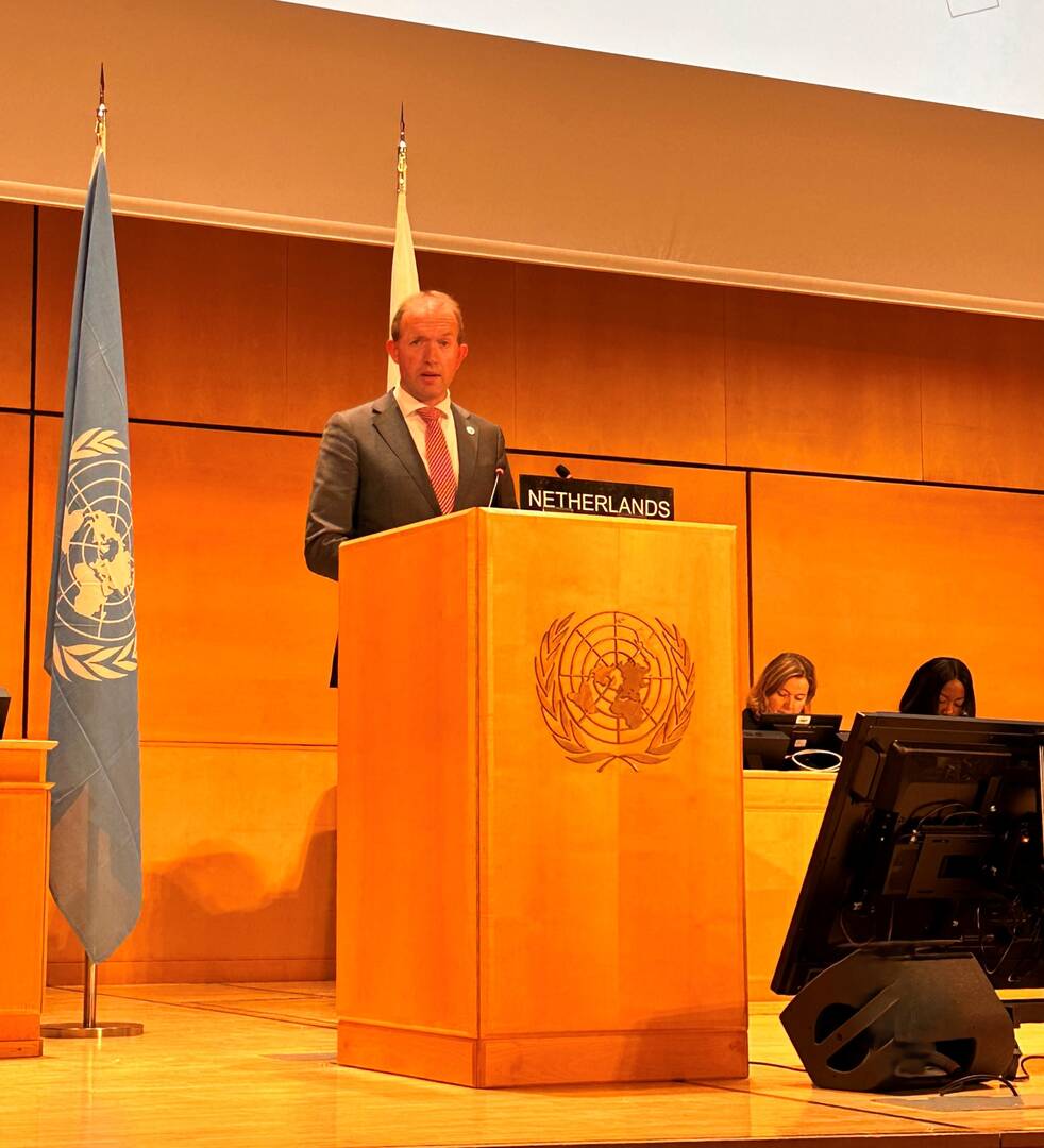 Senator Talsma spreekt de assemblee toe