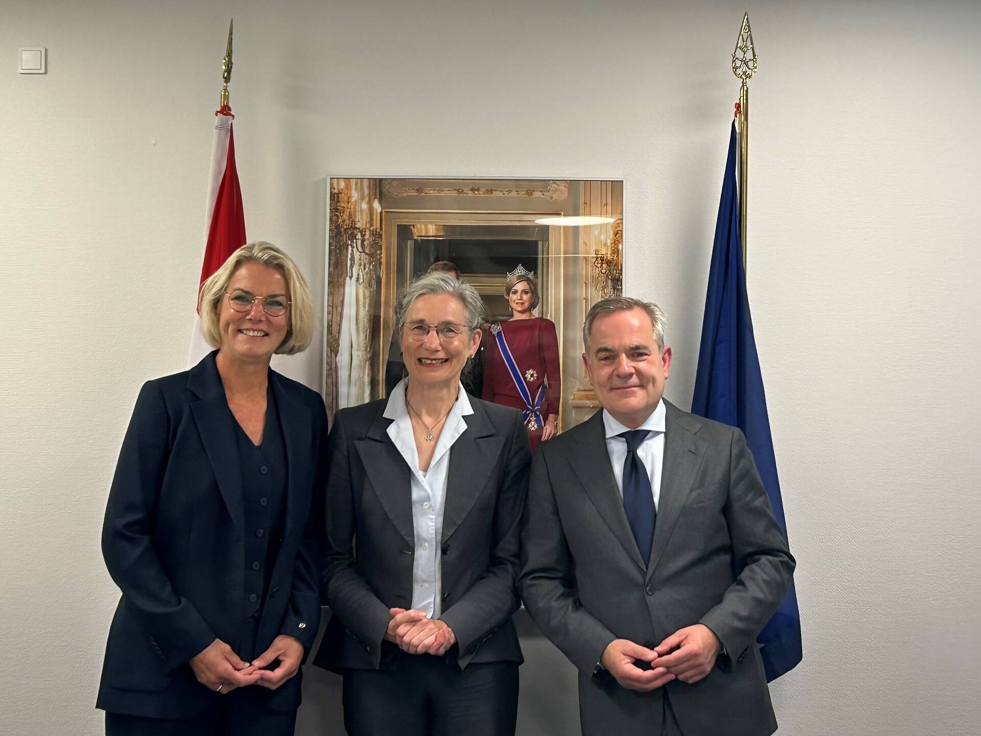 Van links naar rechts: Annemarie Heite, ambassadeur Nienke Troost en Koen Petersen