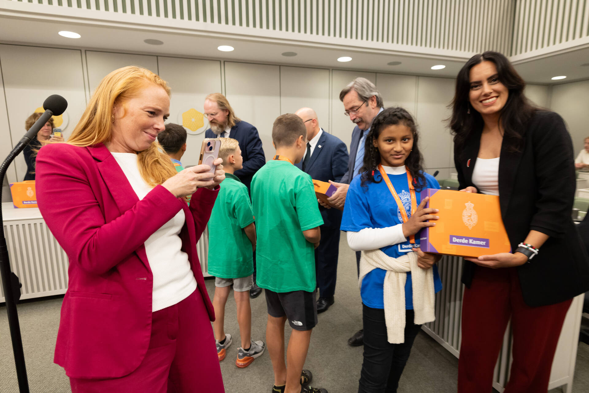 Ook fractievoorzitter Perin-Gopie (Volt) kreeg een set koffertjes, op de achtergrond ook Dessing (FVD), Van Hattem (PVV) en Bovens (CDA)