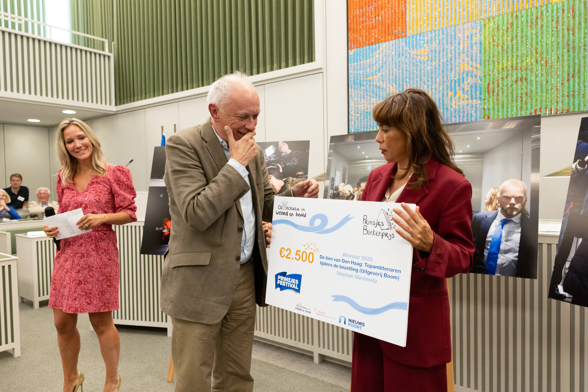 Stephan Steinmetz krijgt de prijs voor beste boek uit handen van Mei Li Vos