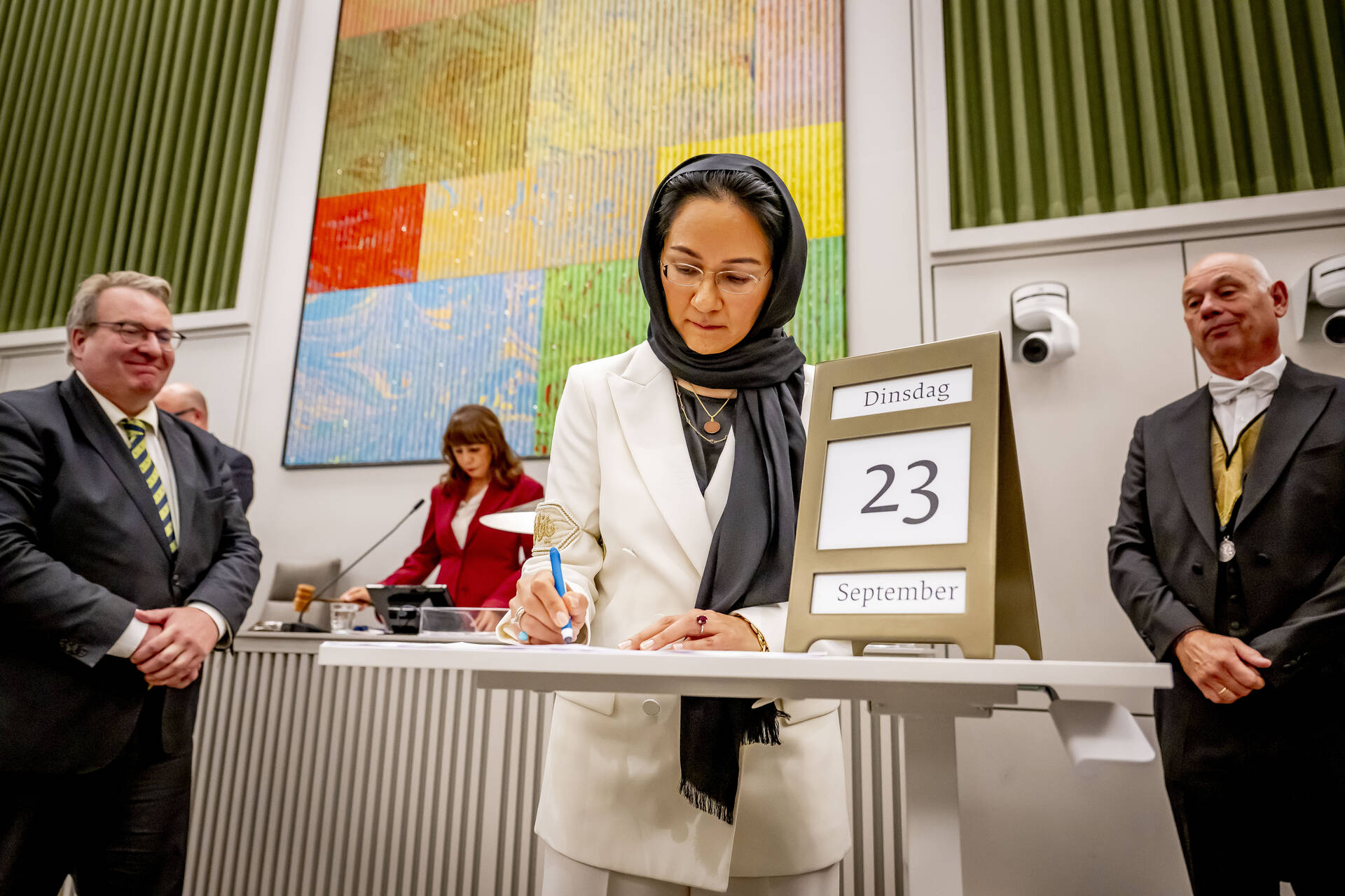 Senator Musa tekent de presentielijst