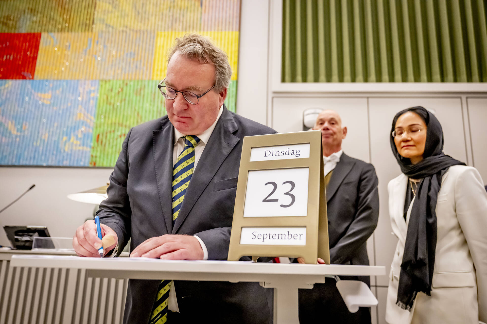 Senator Walenkamp tekent de presentielijst