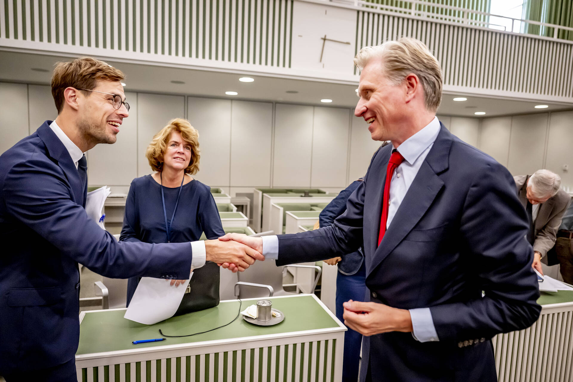 Nobel en Van Apeldoorn schudden elkaar de hand na afloop van het debat