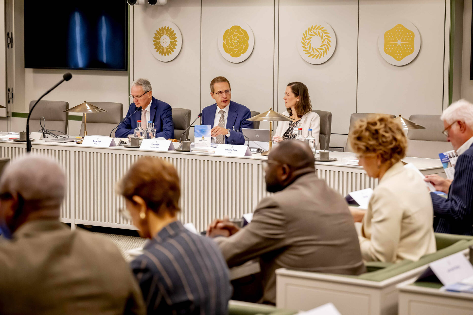 Olger van Dijk, voorzitter van de vaste commissie voor Koninkrijksrelaties van de Tweede Kamer, opende het IPKO