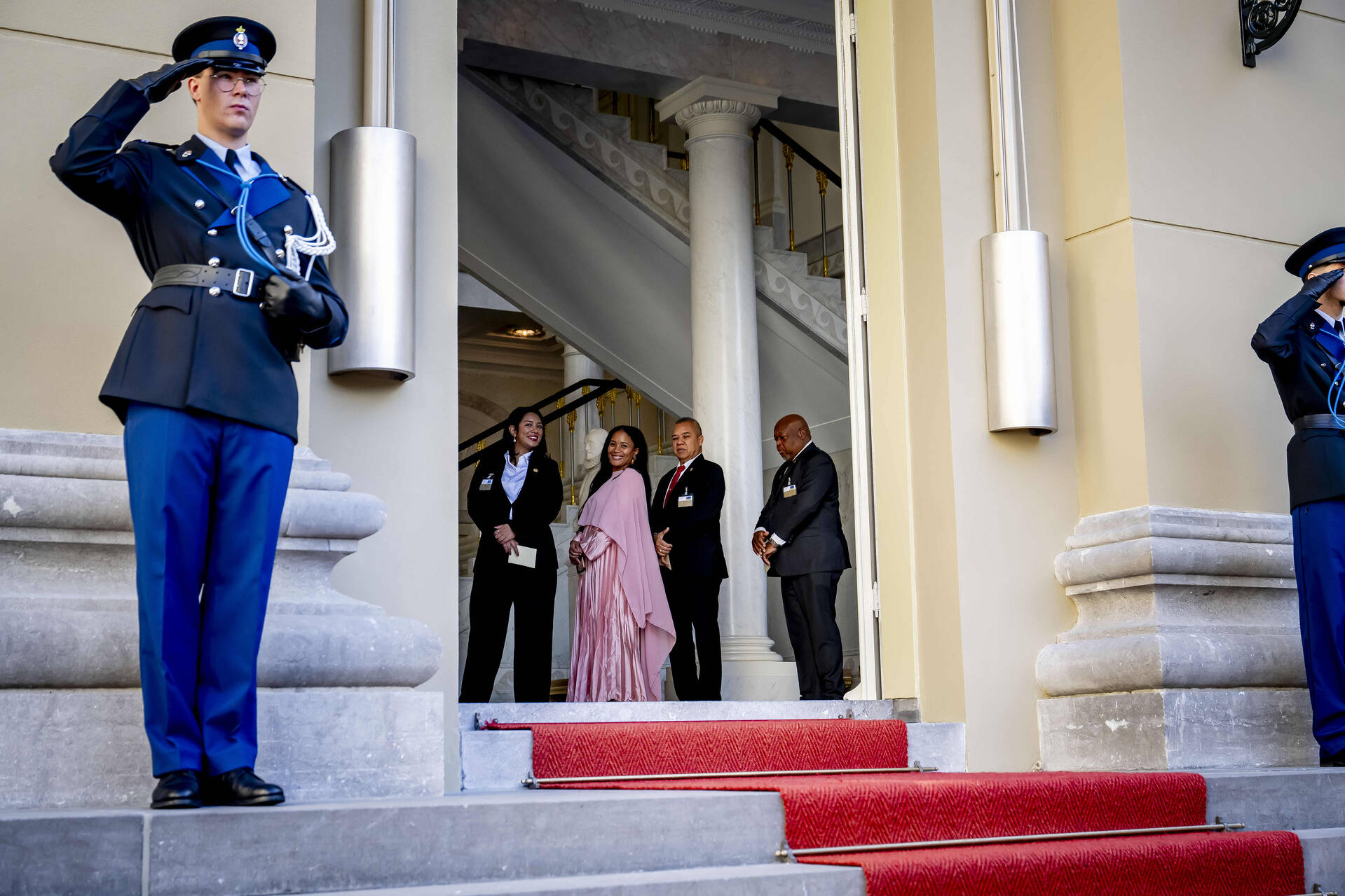 Delegatieleden vlak na aankomst op Paleis Noordeinde