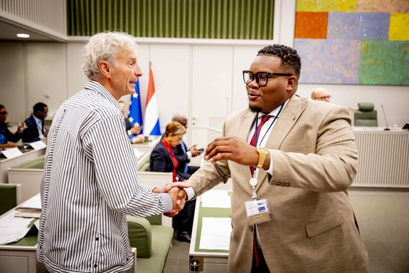 Delegatieleider Paul Rosenmöller begroet Fergino Brownbill, voorzitter van de Staten van Curaçao