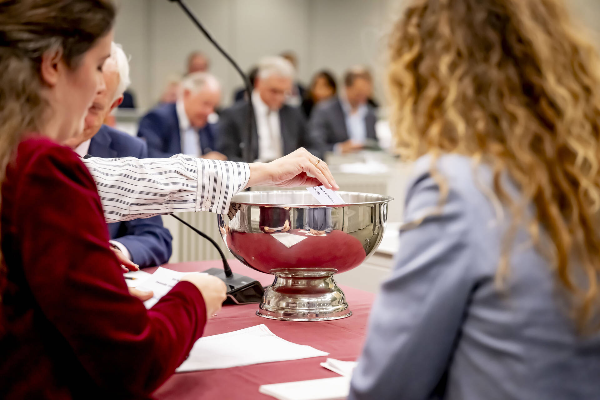 Het oplezen van de stembriefjes door het stembureau