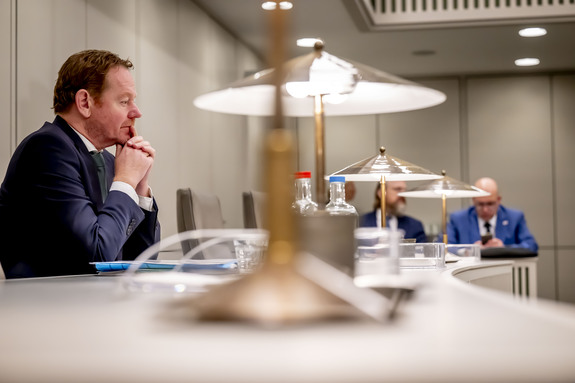 Demissionair minister Van Weel tijdens het debat op 4 november 2025