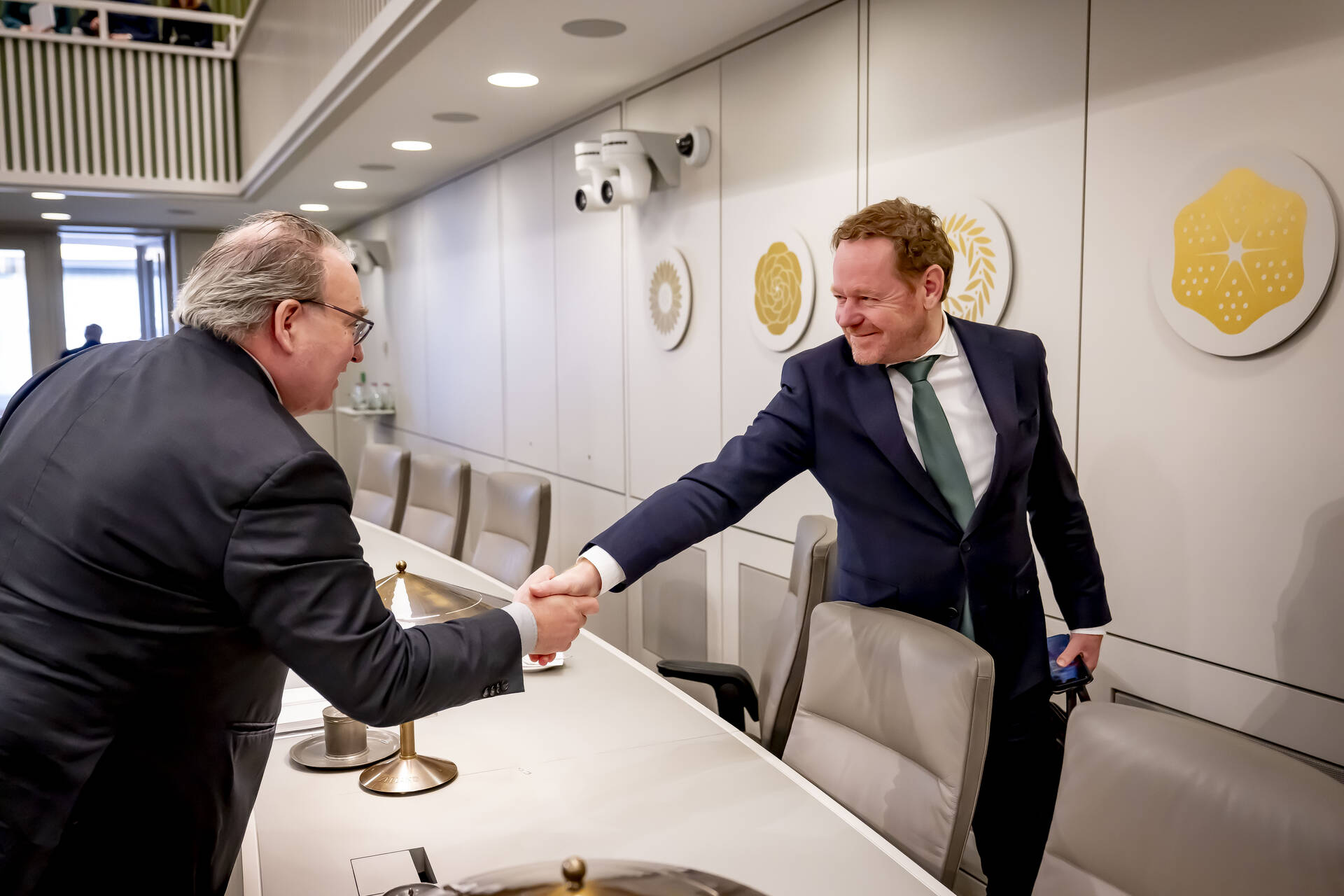 Senator Van Walenkamp (Fractie-Van Walenkamp) begroet de minister