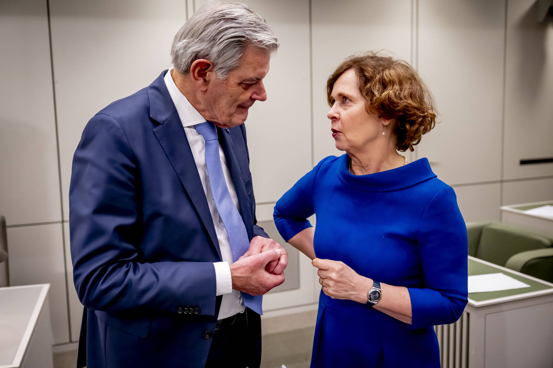 Senator Van Rooijen (50PLUS) links en senator Moonen (D66) rechts