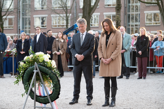 Ondervoorzitters Dittrich en Moorman legden een krans namens de Staten-Generaal