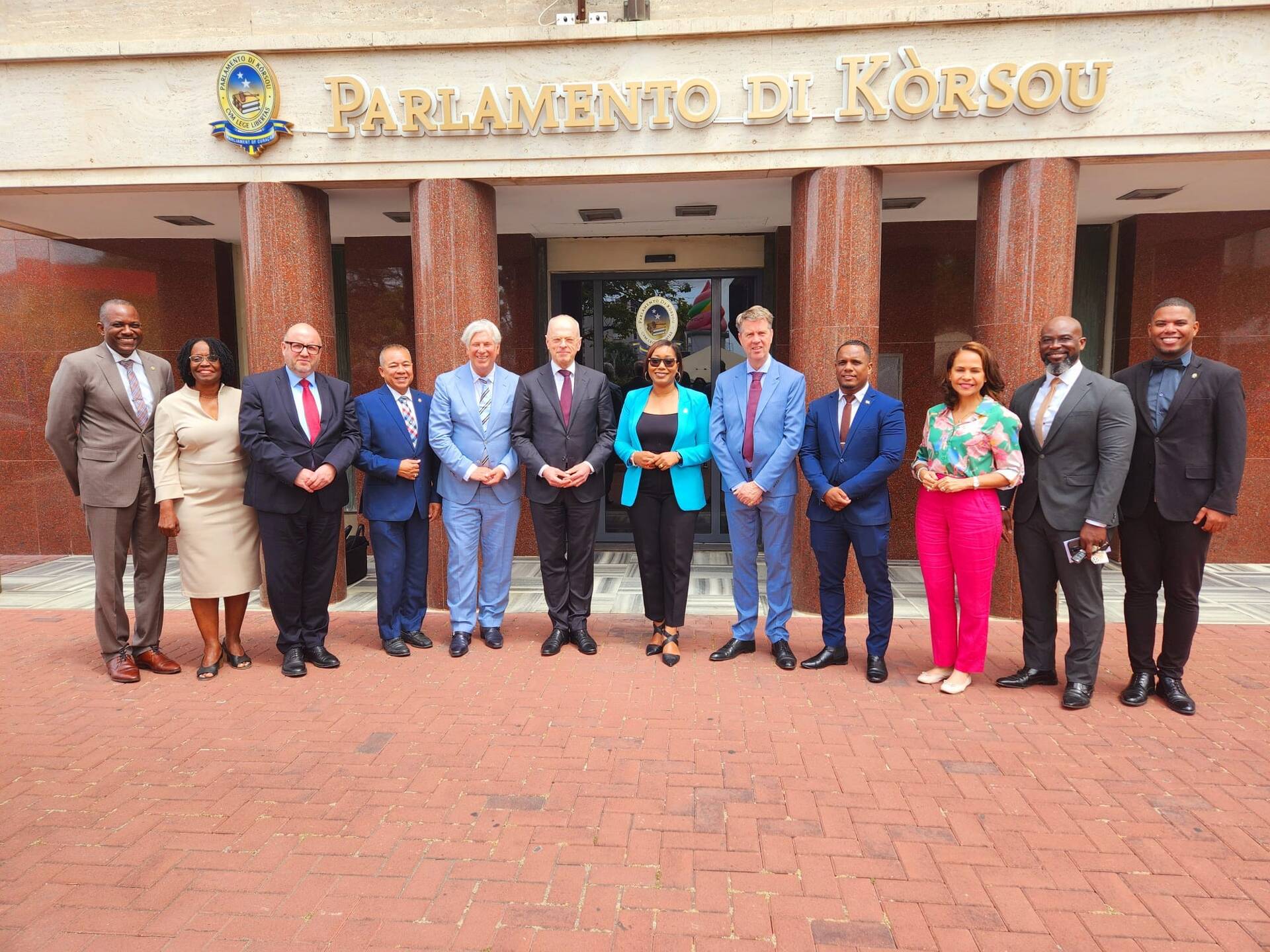 De delegatie bij de Staten van Curaçao, met in het midden Statenvoorzitter Charetti America-Francisca