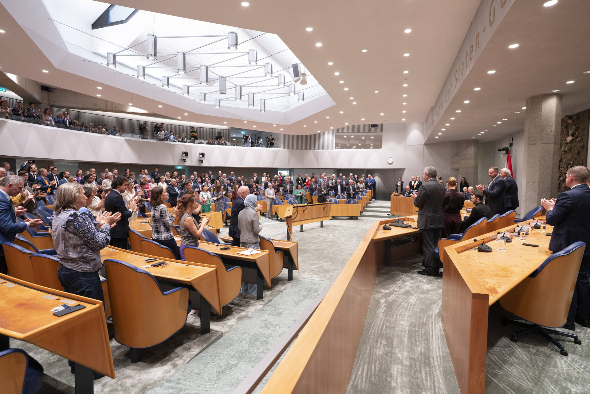 President Zelensky krijgt een staande ovatie van de Kamerleden na zijn toespraak 