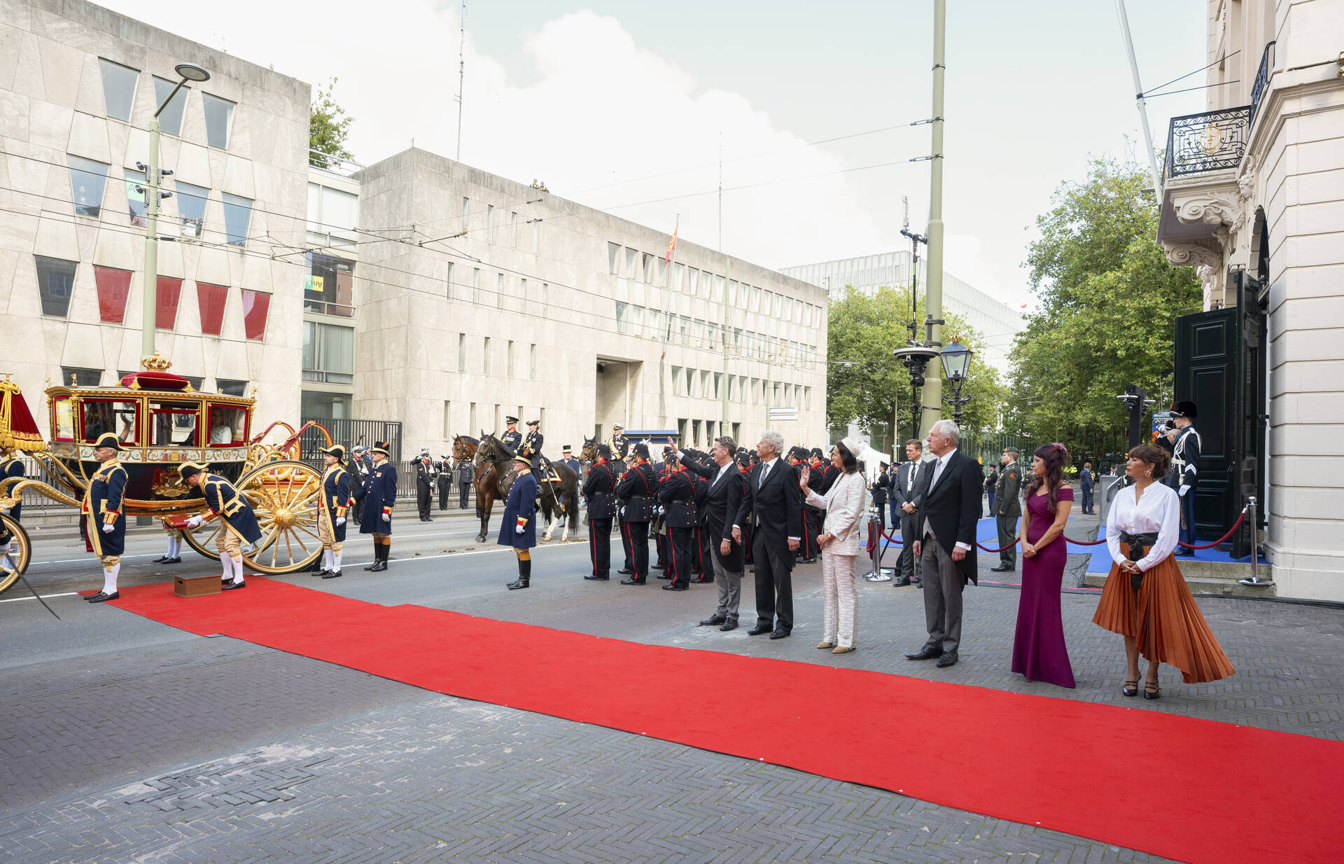 De Commissie van In- en Uitgeleide ontvangt de leden van het Koninklijk Huis