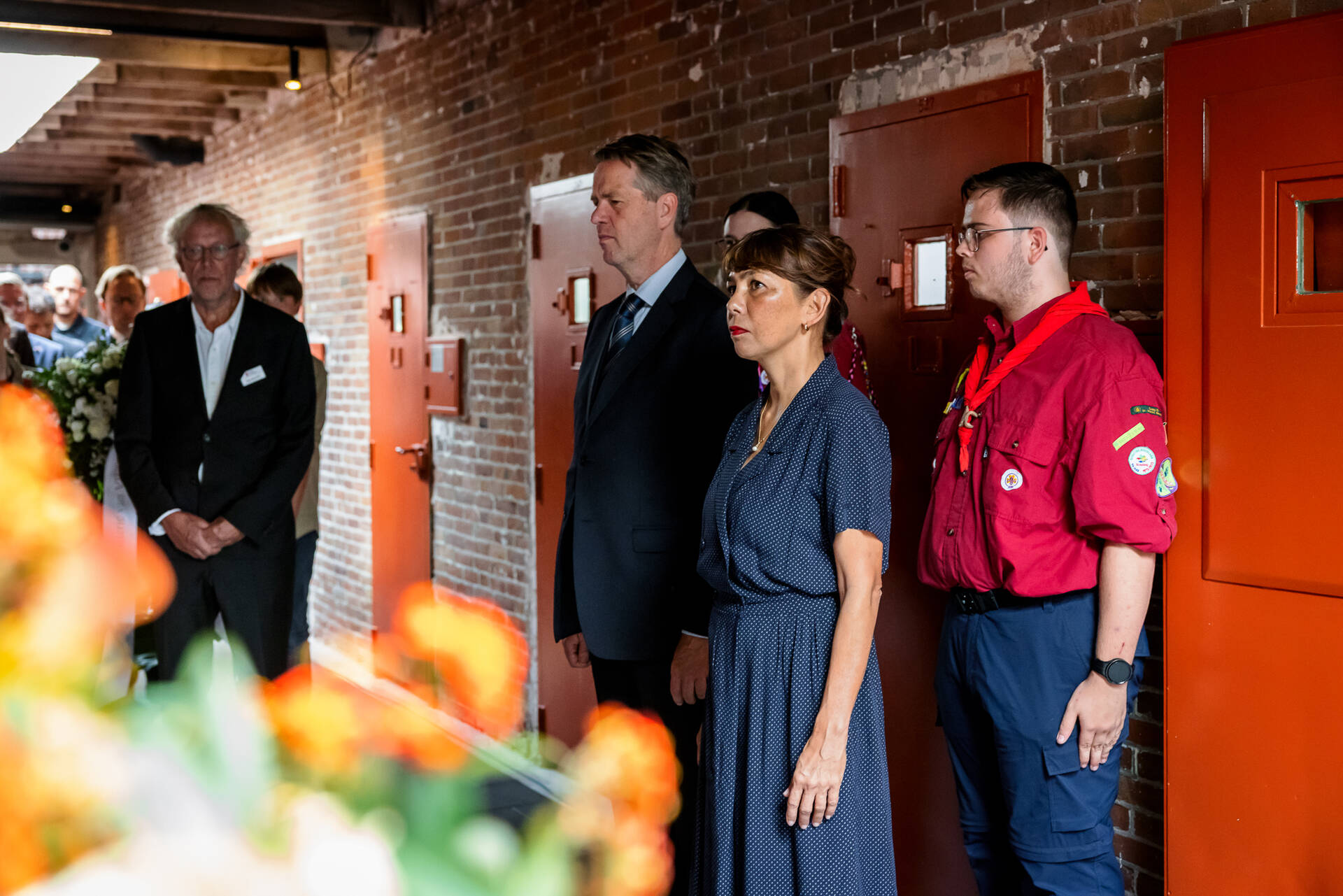 Mei Li Vos en Martin Bosma legden zaterdag 20 september een krans bij cel 601 in het Nationaal Monument Oranjehotel