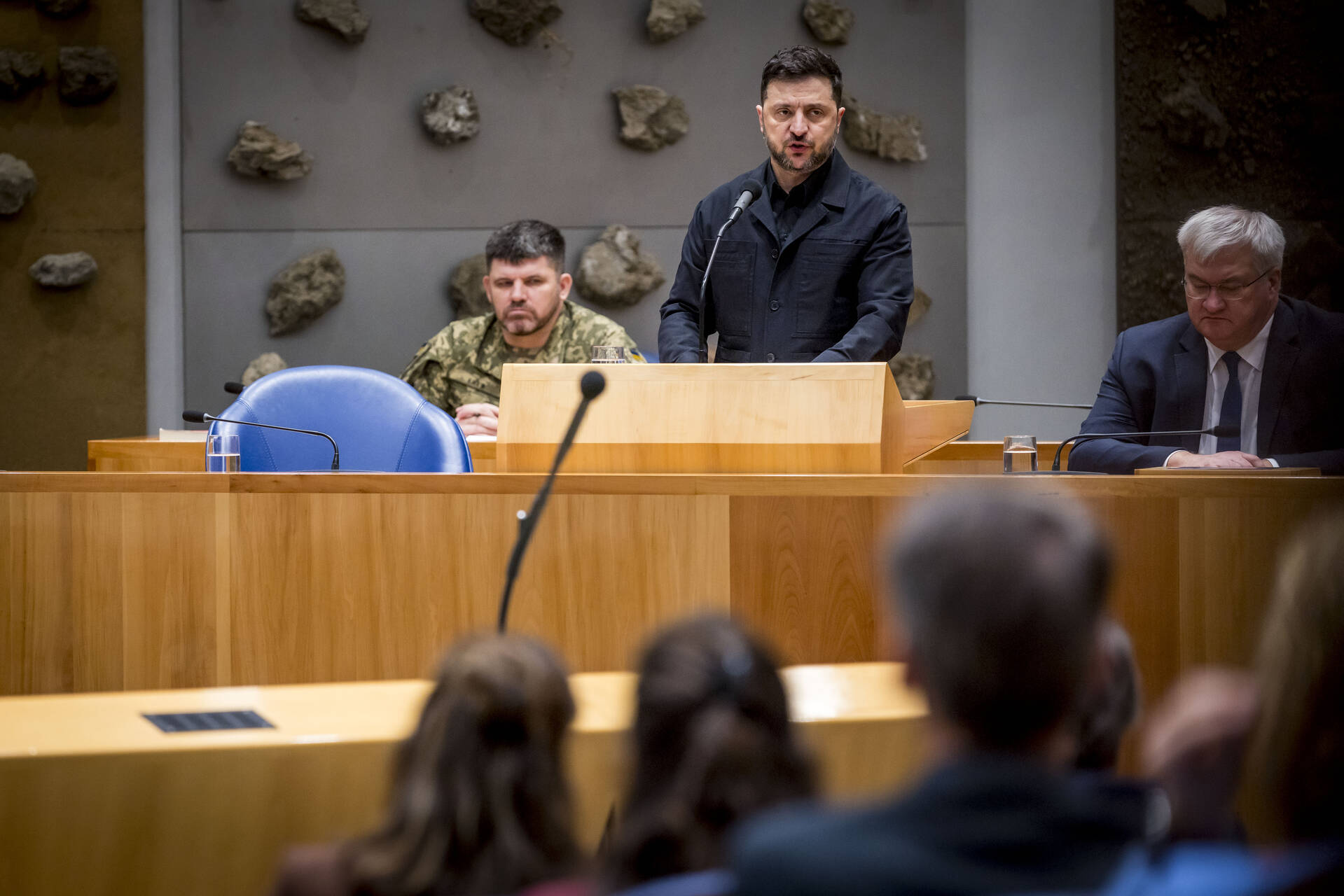Zelensky in de plenaire zaal van de Tweede Kamer
