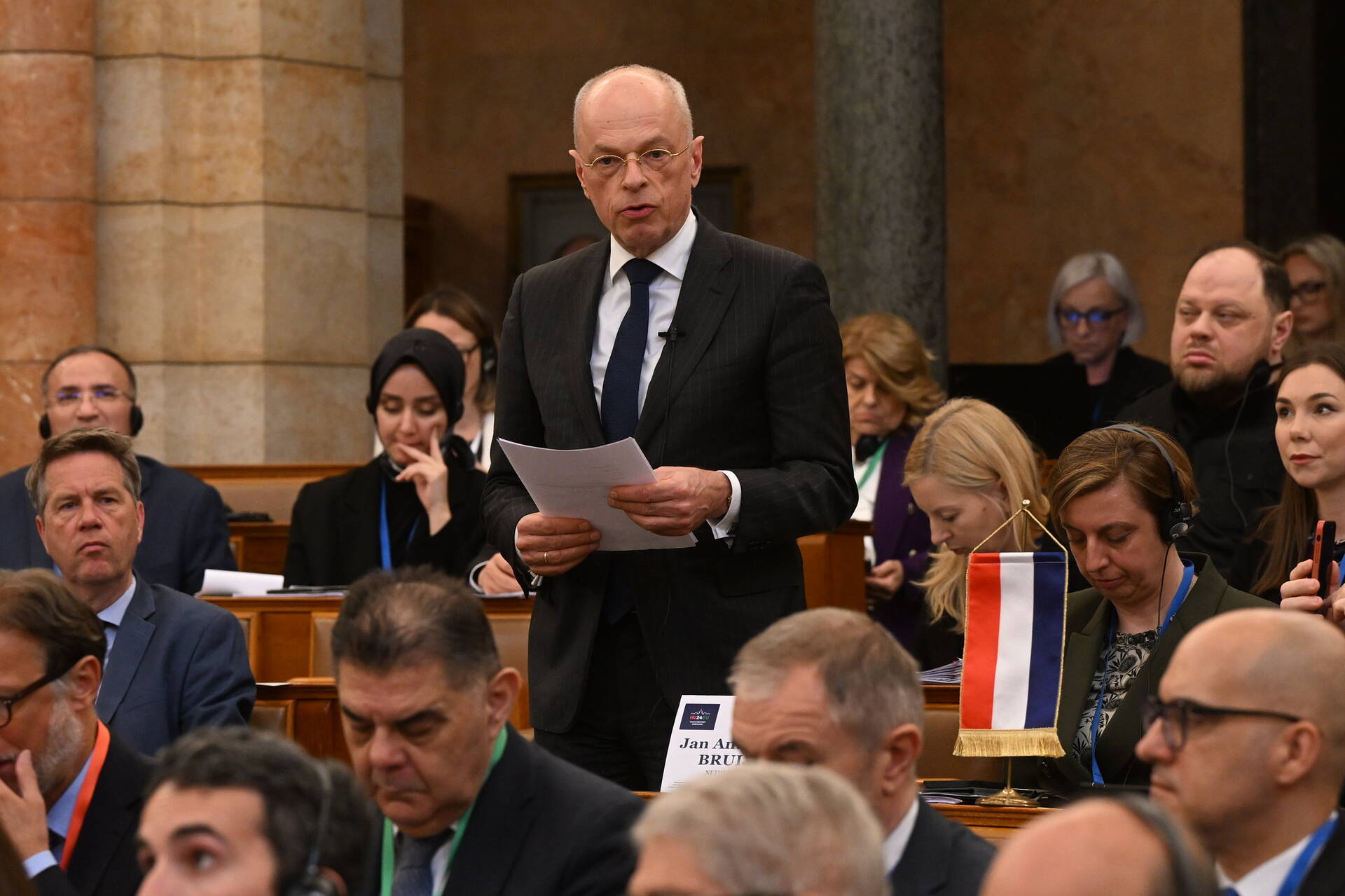 Eerste Kamervoorzitter Jan Anthonie Bruijn spreekt de deelnemers van de conferente toe.
